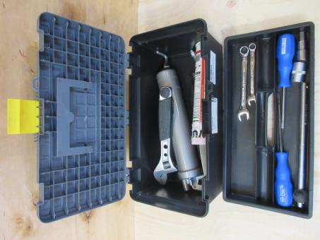 Box pour outils avec pompe à graisse 